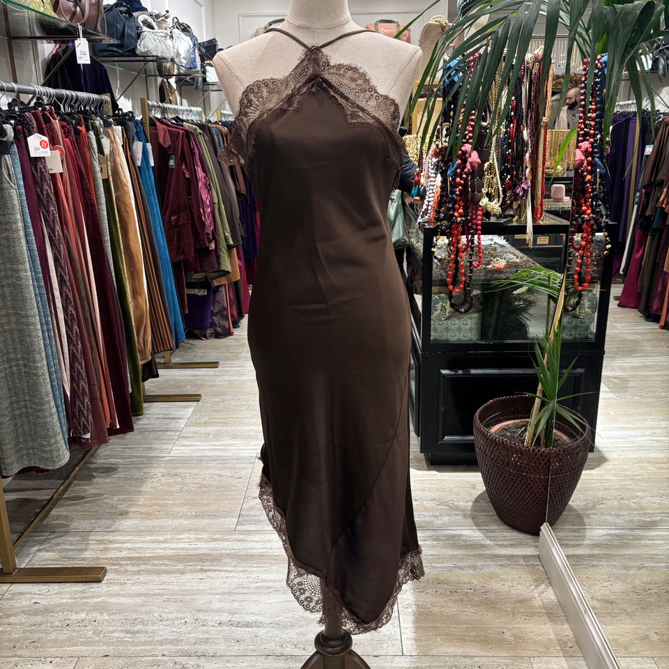 VESTIDO LENCERO ASIMETRICO MARRON