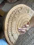 BOLSO DE MANO EFECTO RAFIA CAMEL
