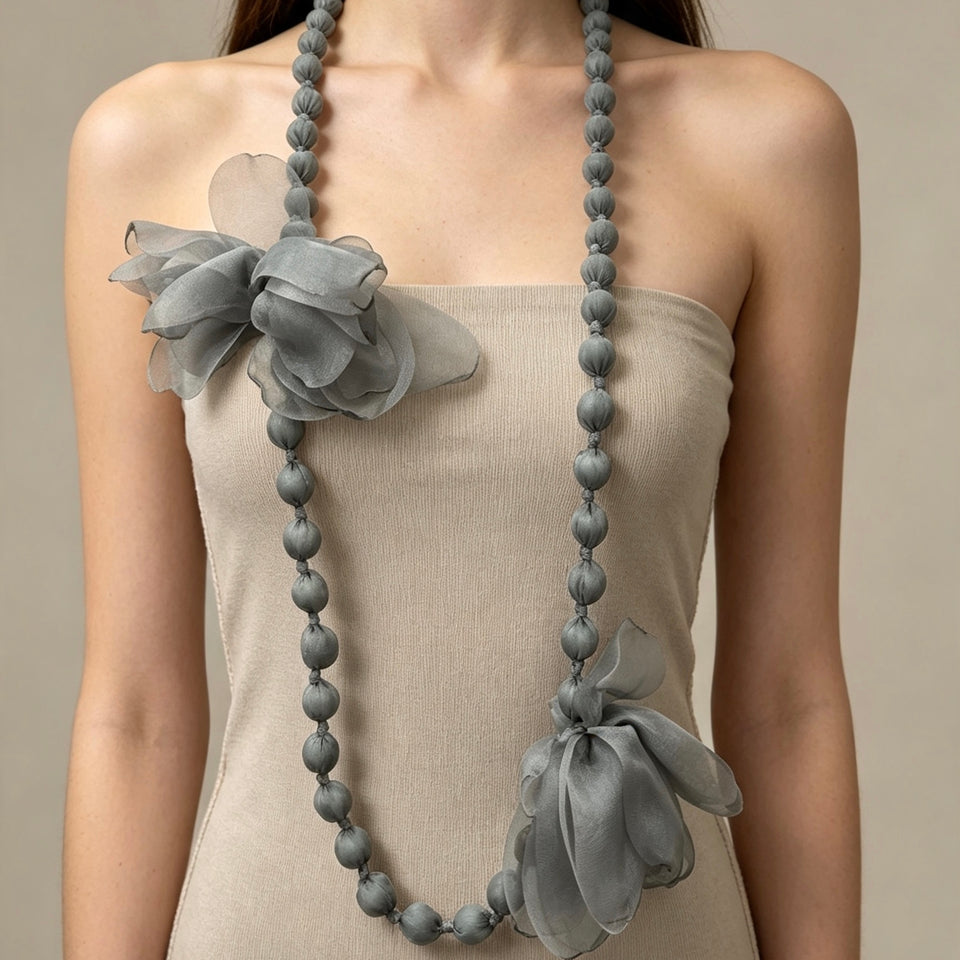 COLLAR BOLAS TELA Y FLOR GRIS VERDOSO