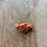 BROCHE DORADO Y CORAL NARANJA