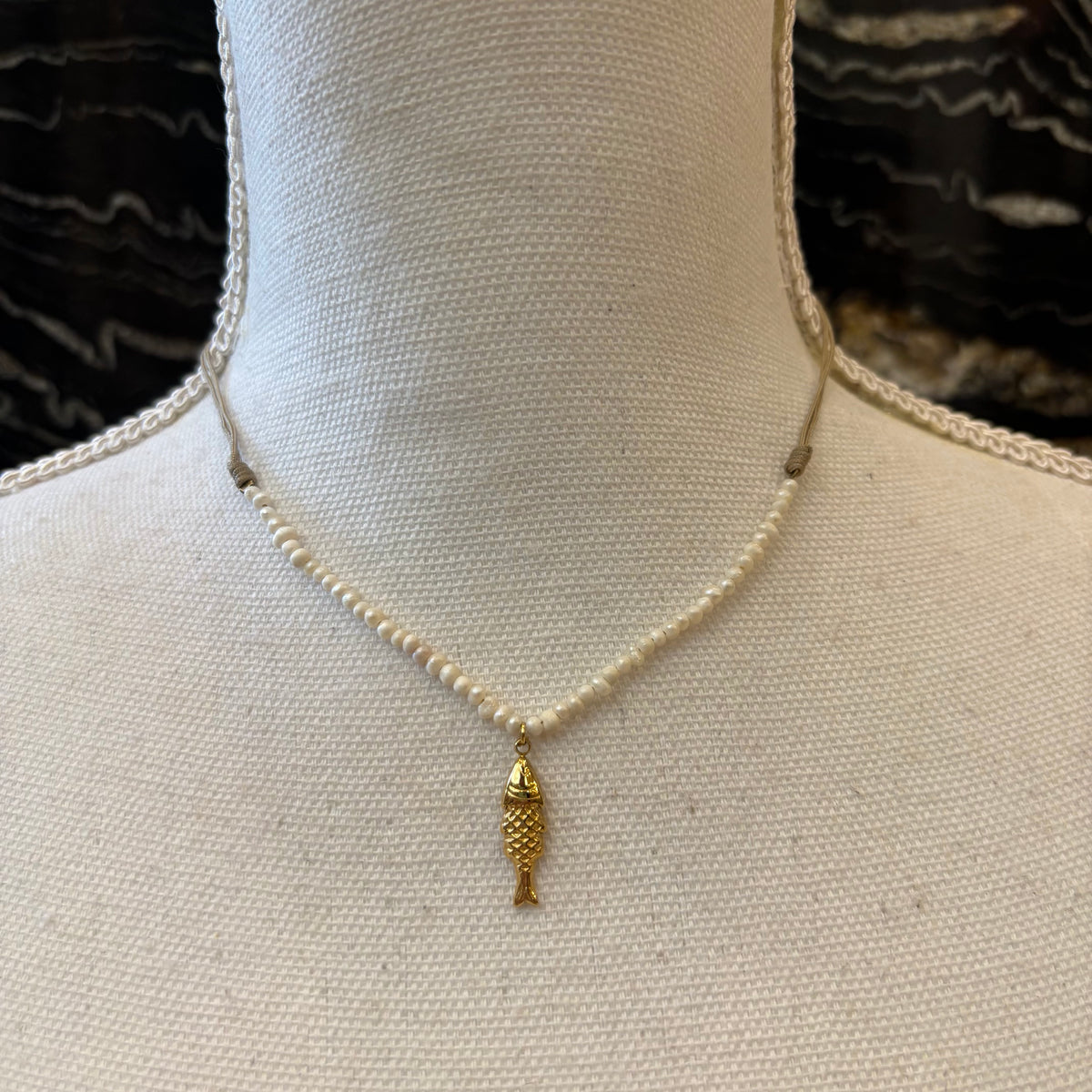 CADENA DE PEZ CON CUERDA Y PIEDRA