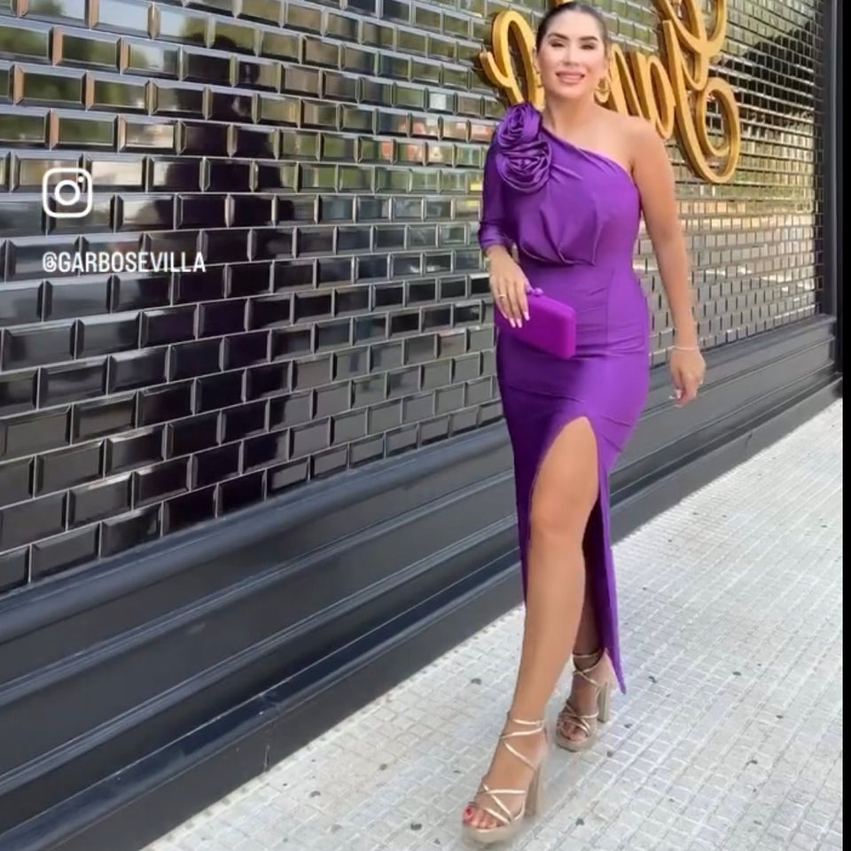 VESTIDO ASIMÉTRICO MORADO CON DOS ROSAS