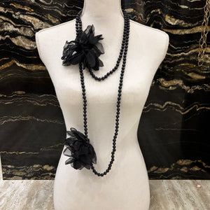 COLLAR LARGO FLOR DE TELA BOLAS NEGRAS
