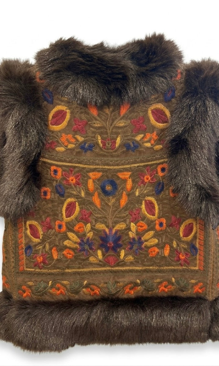 CHALECO BORDADO BOHO CON PELO SINTÉTICO MARRON