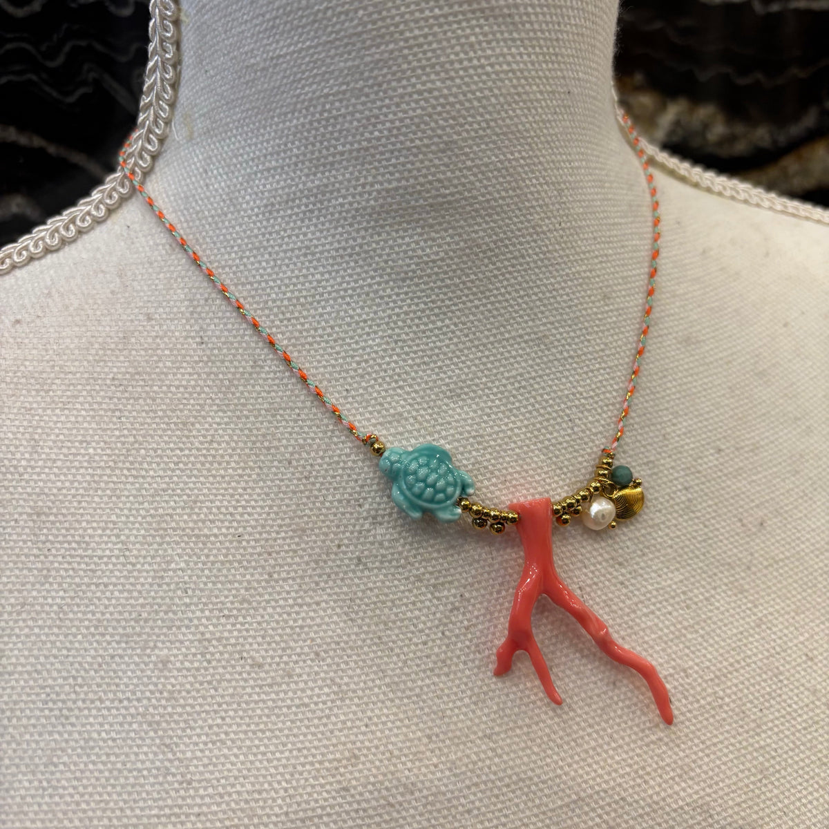 COLLAR HILO CORAL Y TORTUGA