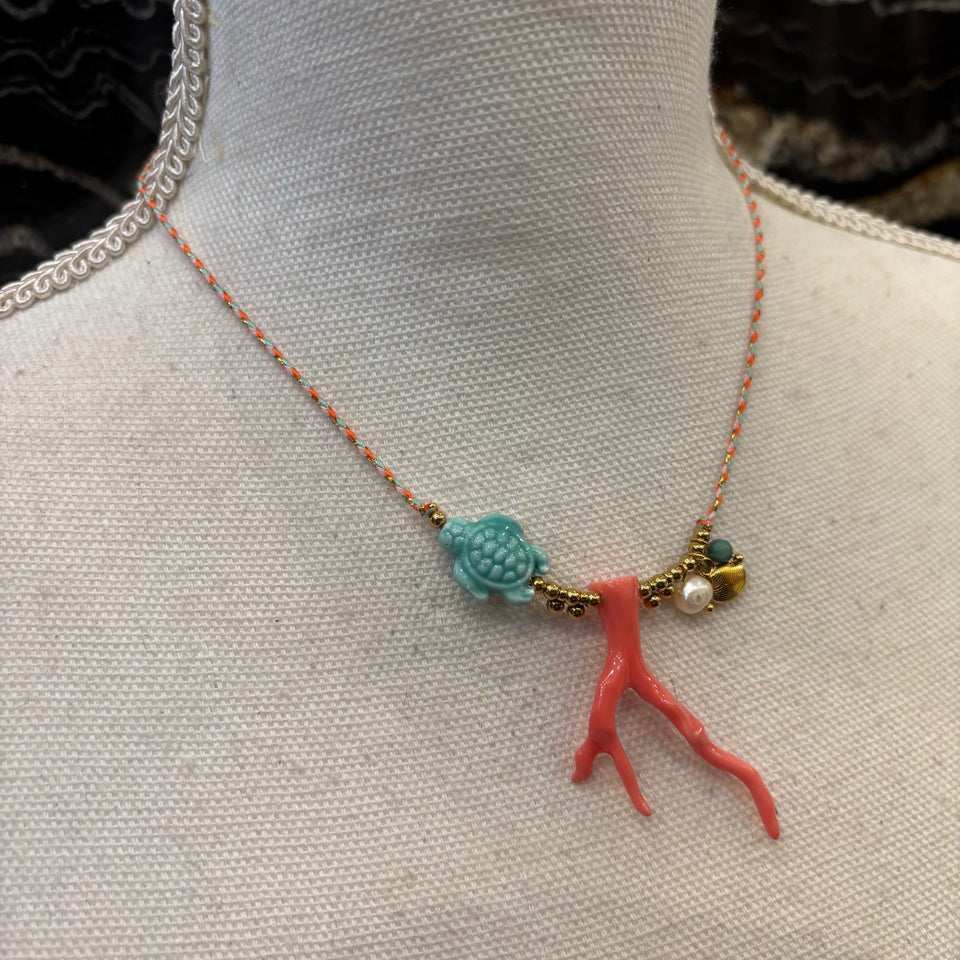 COLLAR HILO CORAL Y TORTUGA