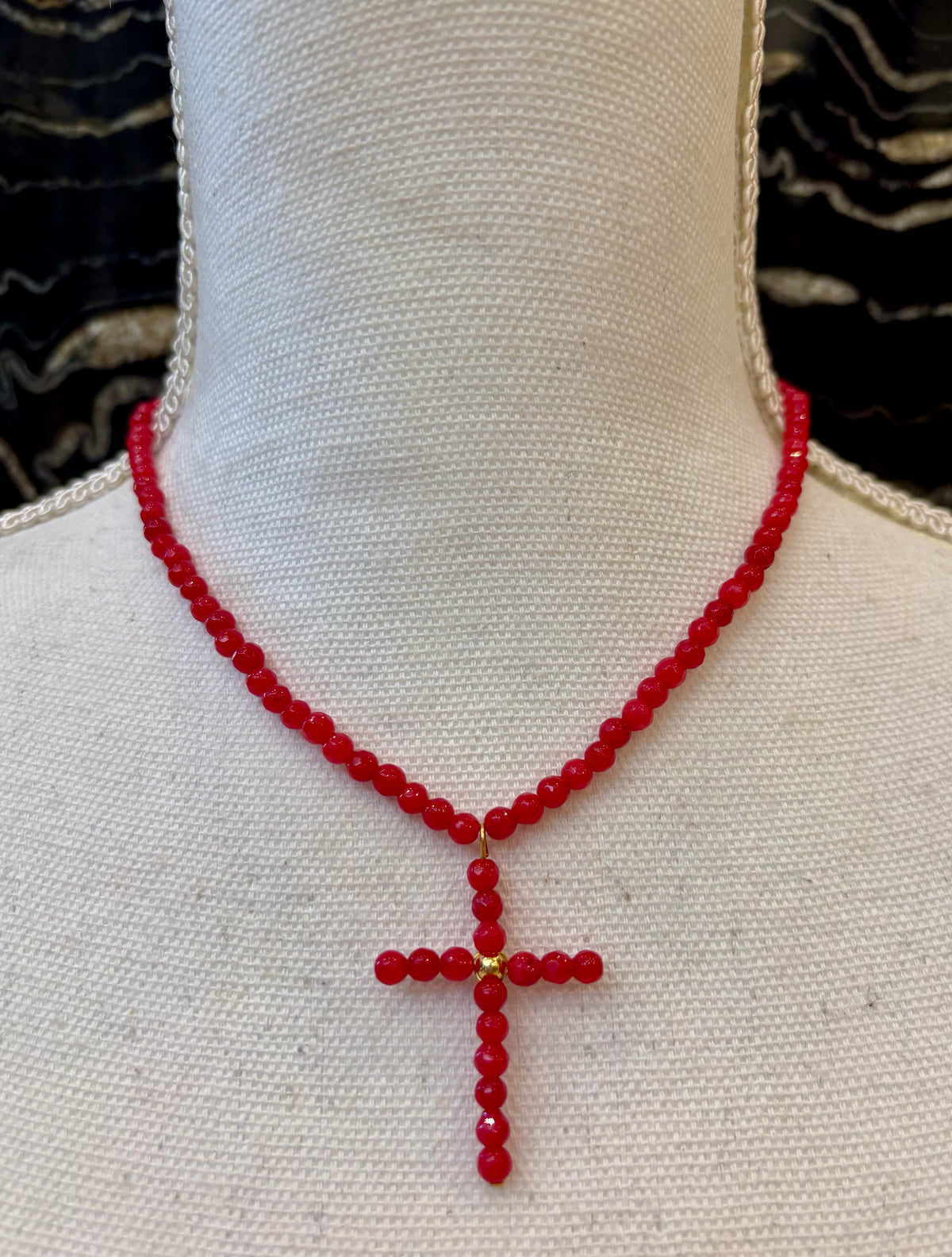 GARGANTILLA DE BOLITAS CON CRUZ ROJA