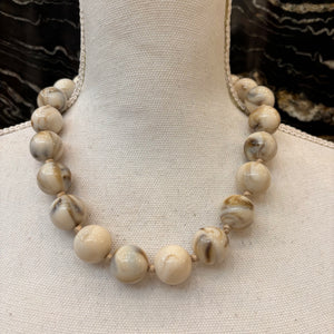 COLLAR BOLAS BEIGE