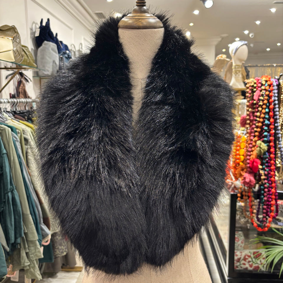 CUELLO DE PELO SINTÉTICO NEGRO