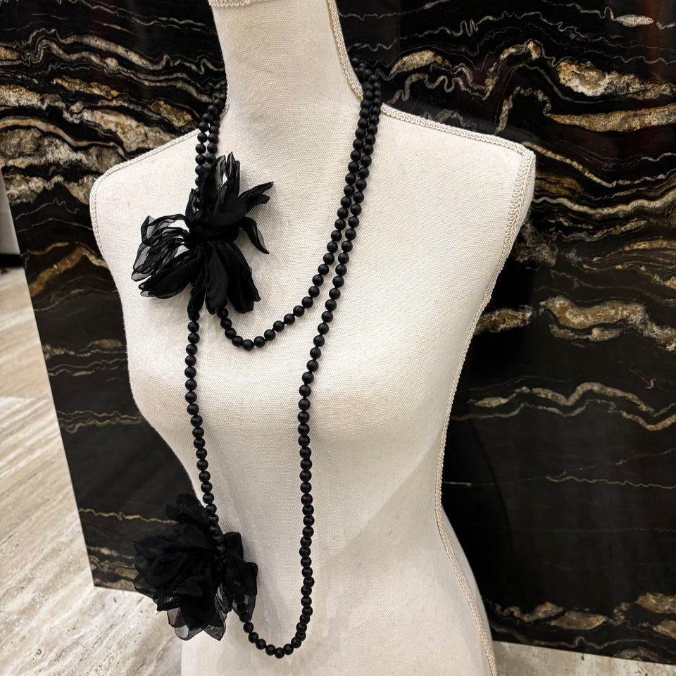 COLLAR LARGO FLOR DE TELA BOLAS NEGRAS