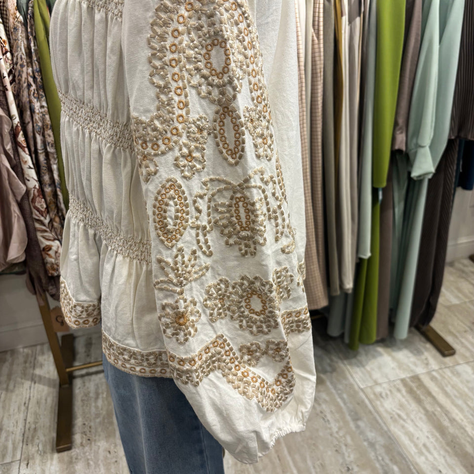 CHAQUETA BORDADA Y FRUNCIDA BEIGE Y CAMEL