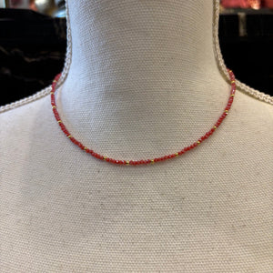 COLLAR CUENTAS ROJO Y DORADO