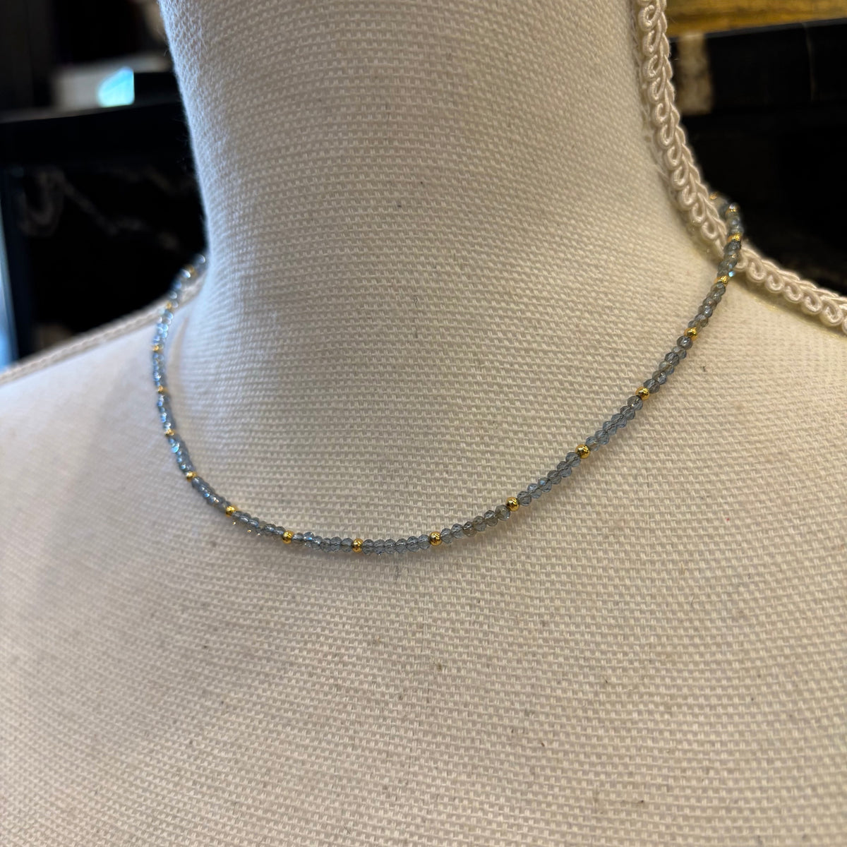COLLAR CUENTAS GRIS Y DORADO
