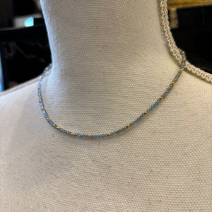 COLLAR CUENTAS GRIS Y DORADO