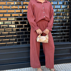 CONJUNTO DE PANTALON TEJA CON DETALLES DORADOS
