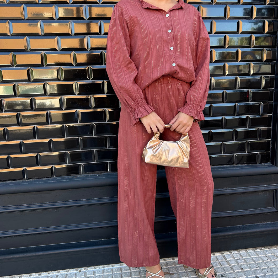 CONJUNTO DE PANTALON TEJA CON DETALLES DORADOS