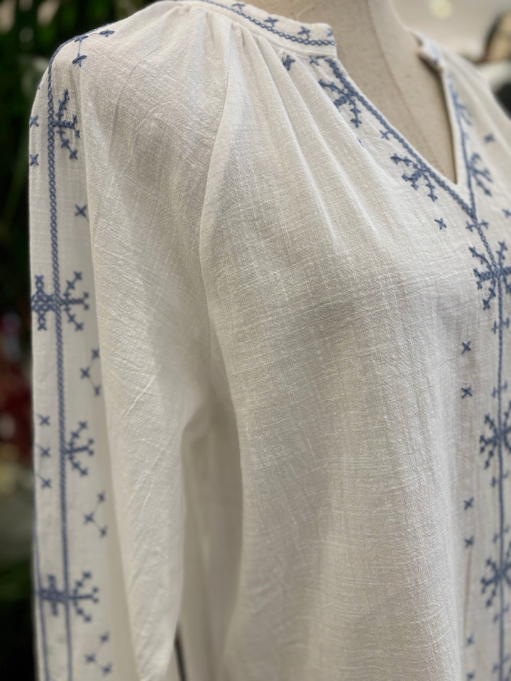 BLUSA BLANCA CON BORDADO AZUL