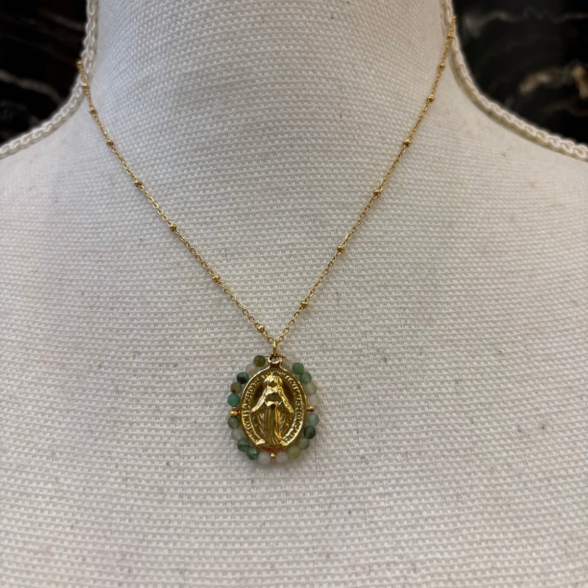 CADENA CON VIRGEN MILAGROSA VERDE Y BEIGE