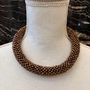 COLLAR RÍGIDO BOLAS BRONCE