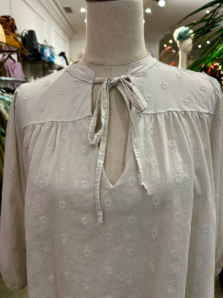 BLUSA BEIGE BORDADOS PEQUEÑOS