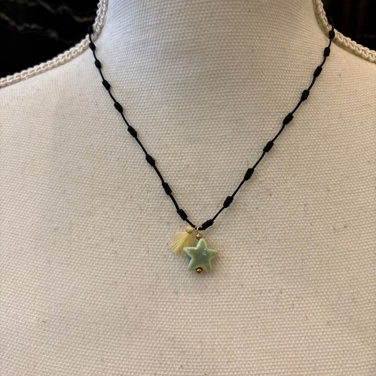 COLLAR DE NUDOS CON ESTRELLA VERDE