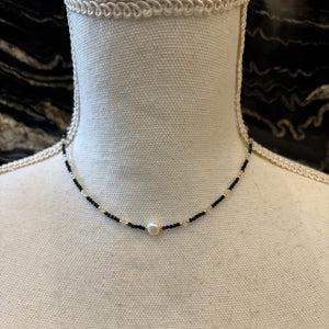 COLLAR NEGRO CON PIEDRAS CENTRALES