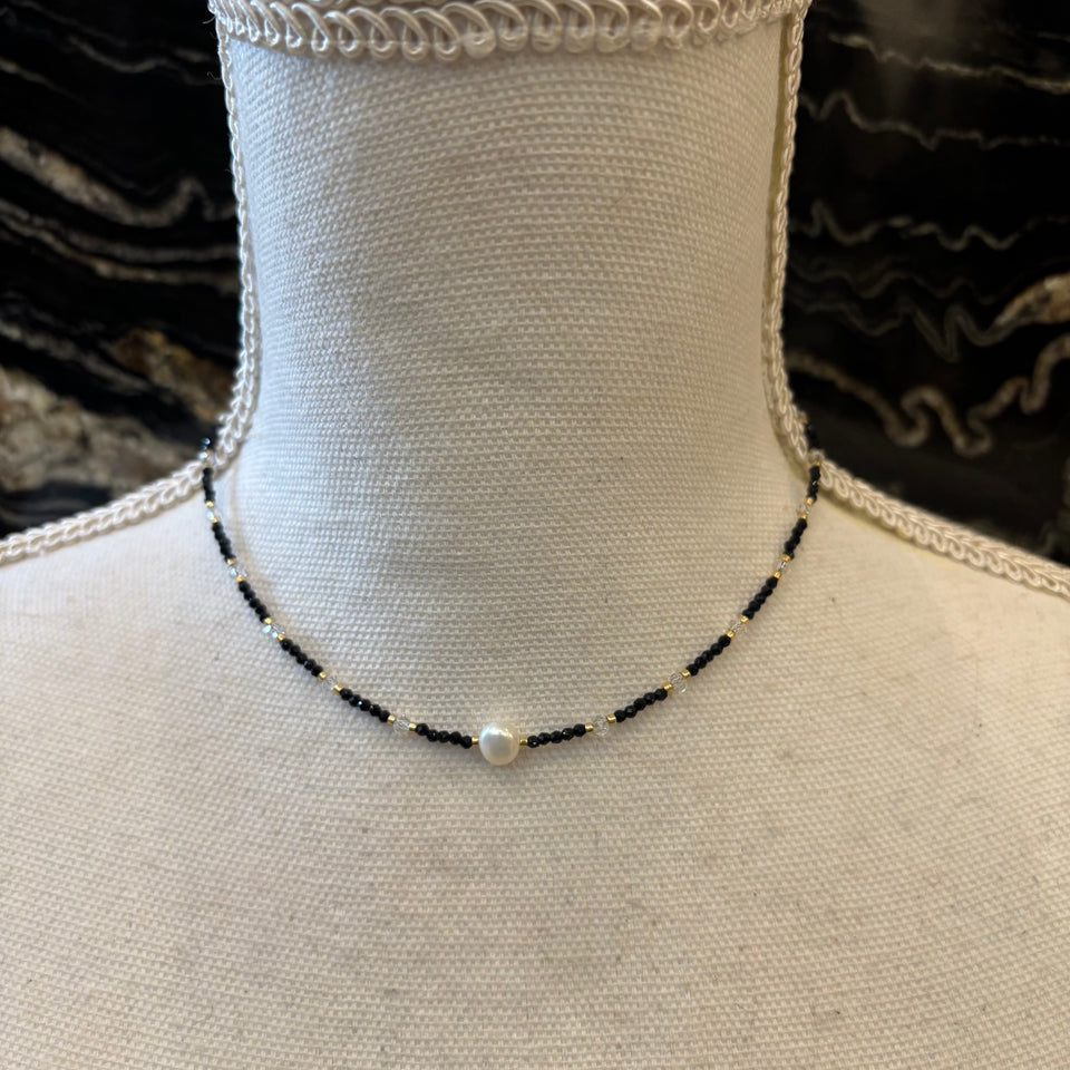 COLLAR NEGRO CON PIEDRAS CENTRALES