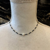 COLLAR NEGRO CON PIEDRAS CENTRALES