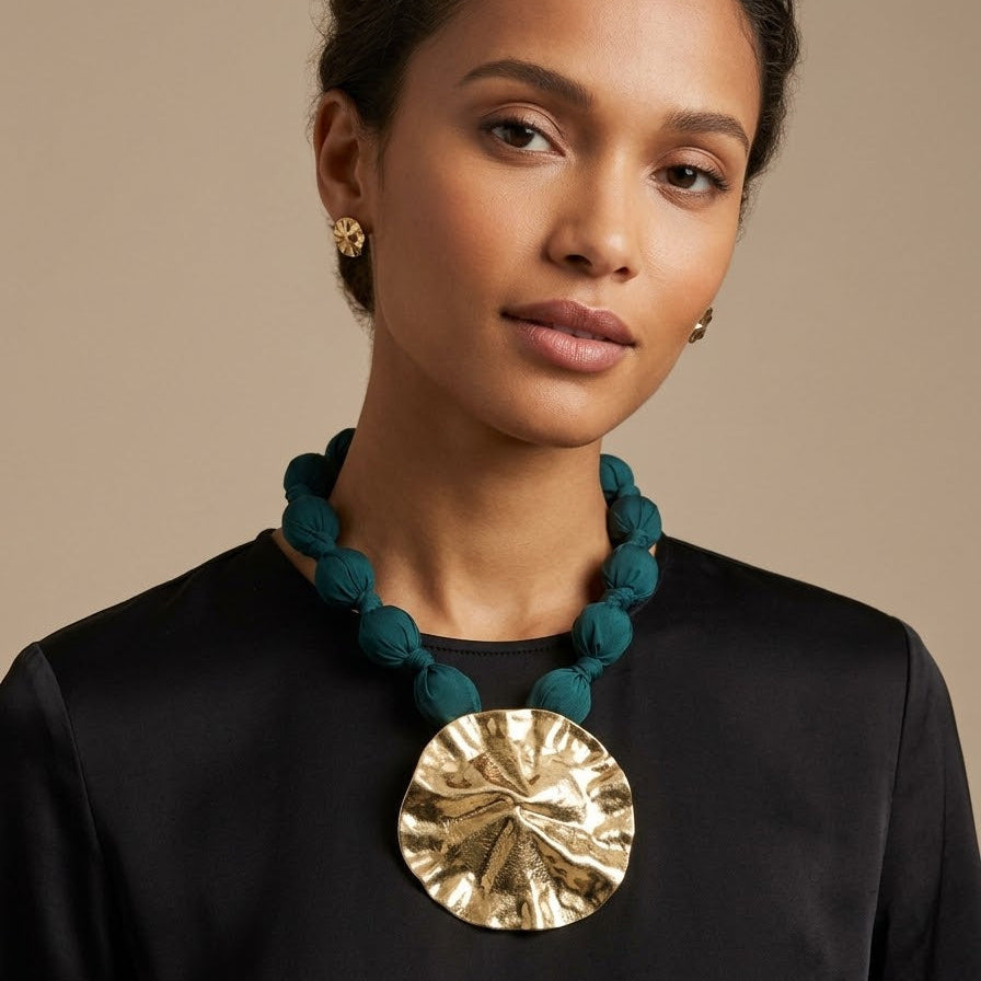 COLLAR BOLAS TELA MEDALLON DORADO
