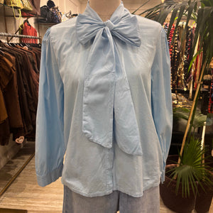 CAMISA CON LAZADA CELESTE