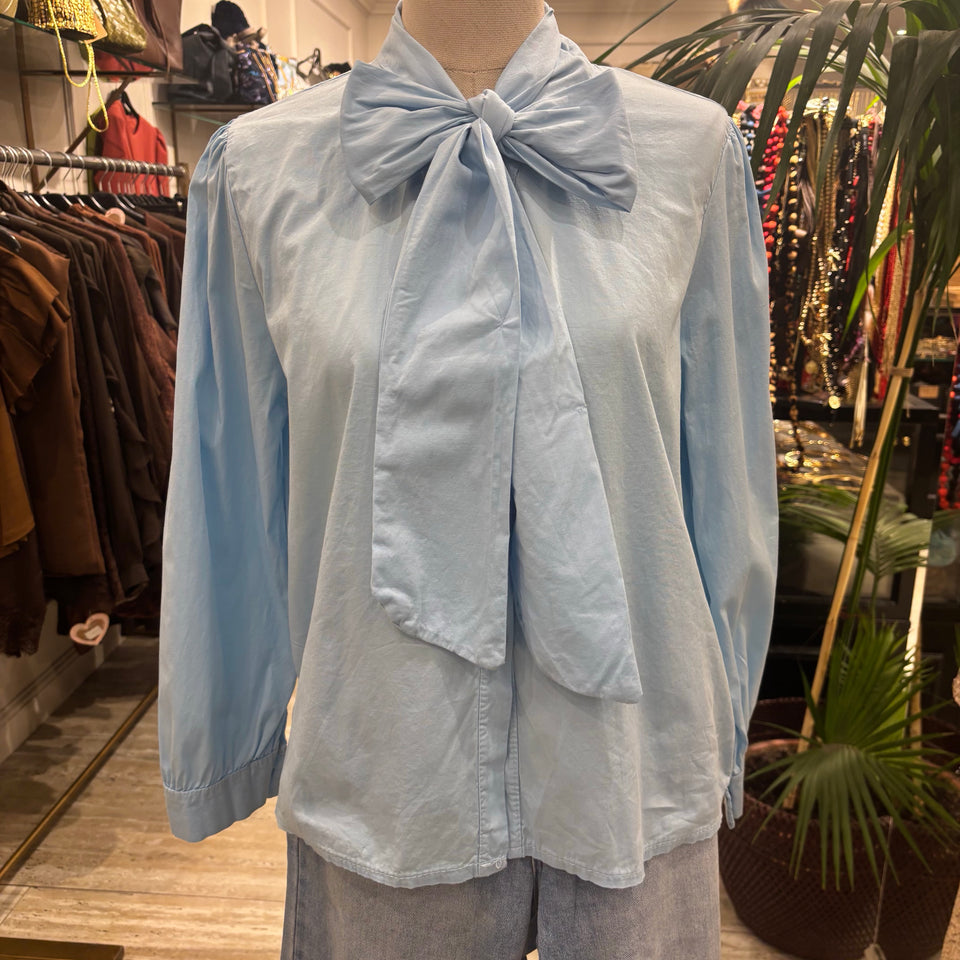 CAMISA CON LAZADA CELESTE