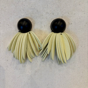 PENDIENTE FLECOS MADERA BEIGE