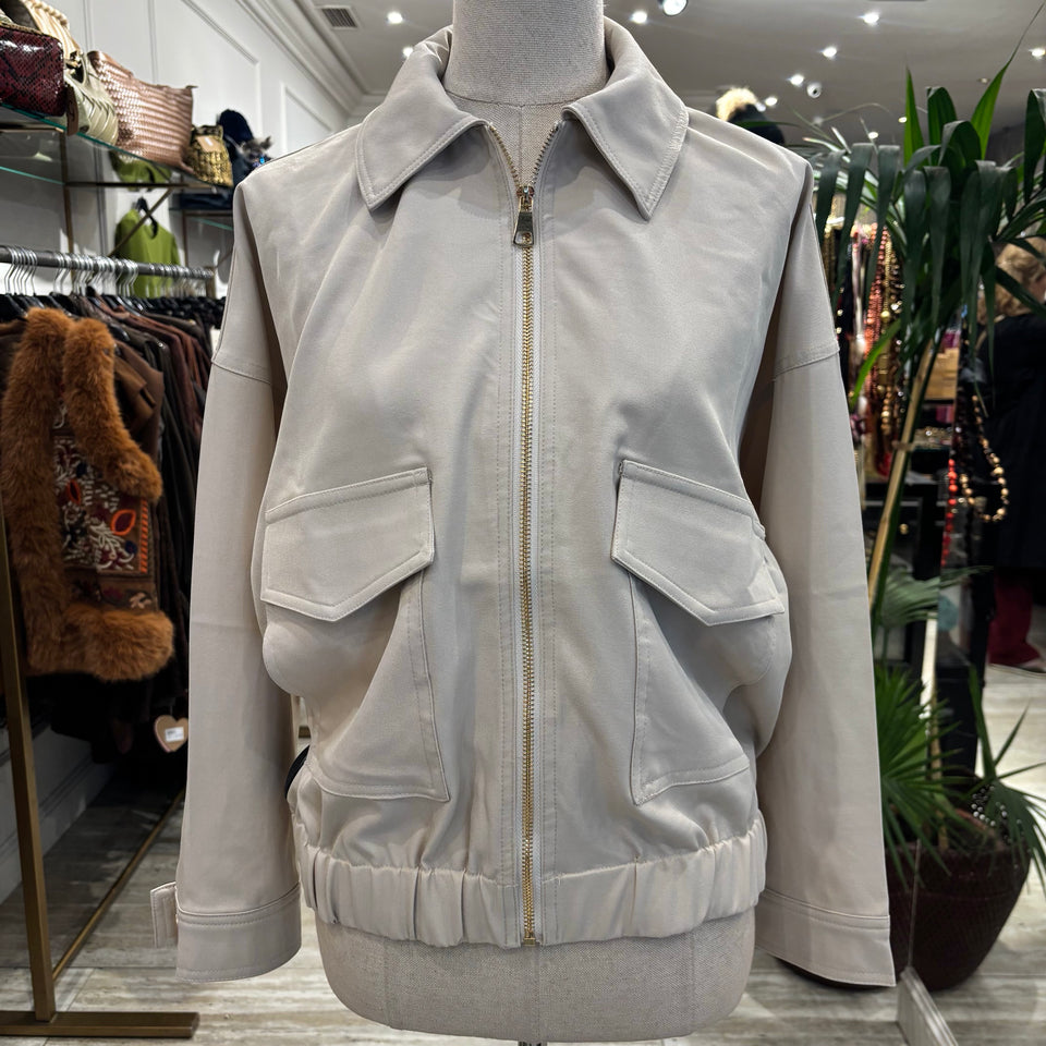 CAZADORA CON BOLSILLOS BEIGE