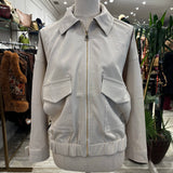 CAZADORA CON BOLSILLOS BEIGE