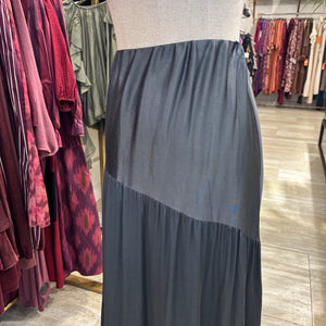 FALDA SATINADA CEJADA GRIS