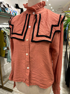 CAMISA CON CUELLO CUADRADO CORAL