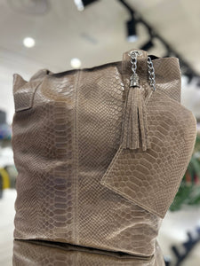 BOLSO DE PIEL DE ESCAMAS CON BOLSILLO TAUPE