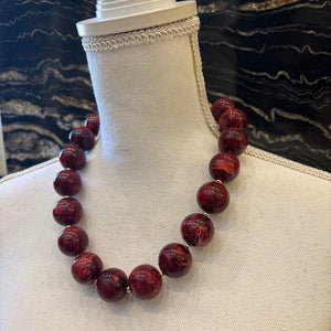 COLLAR BOLAS BURDEOS