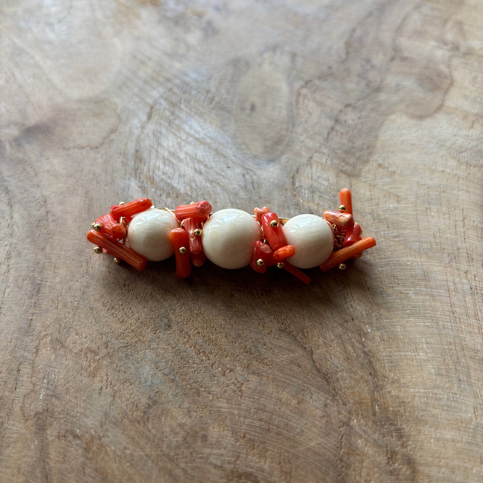 BROCHE CORAL Y BOLA HUESO