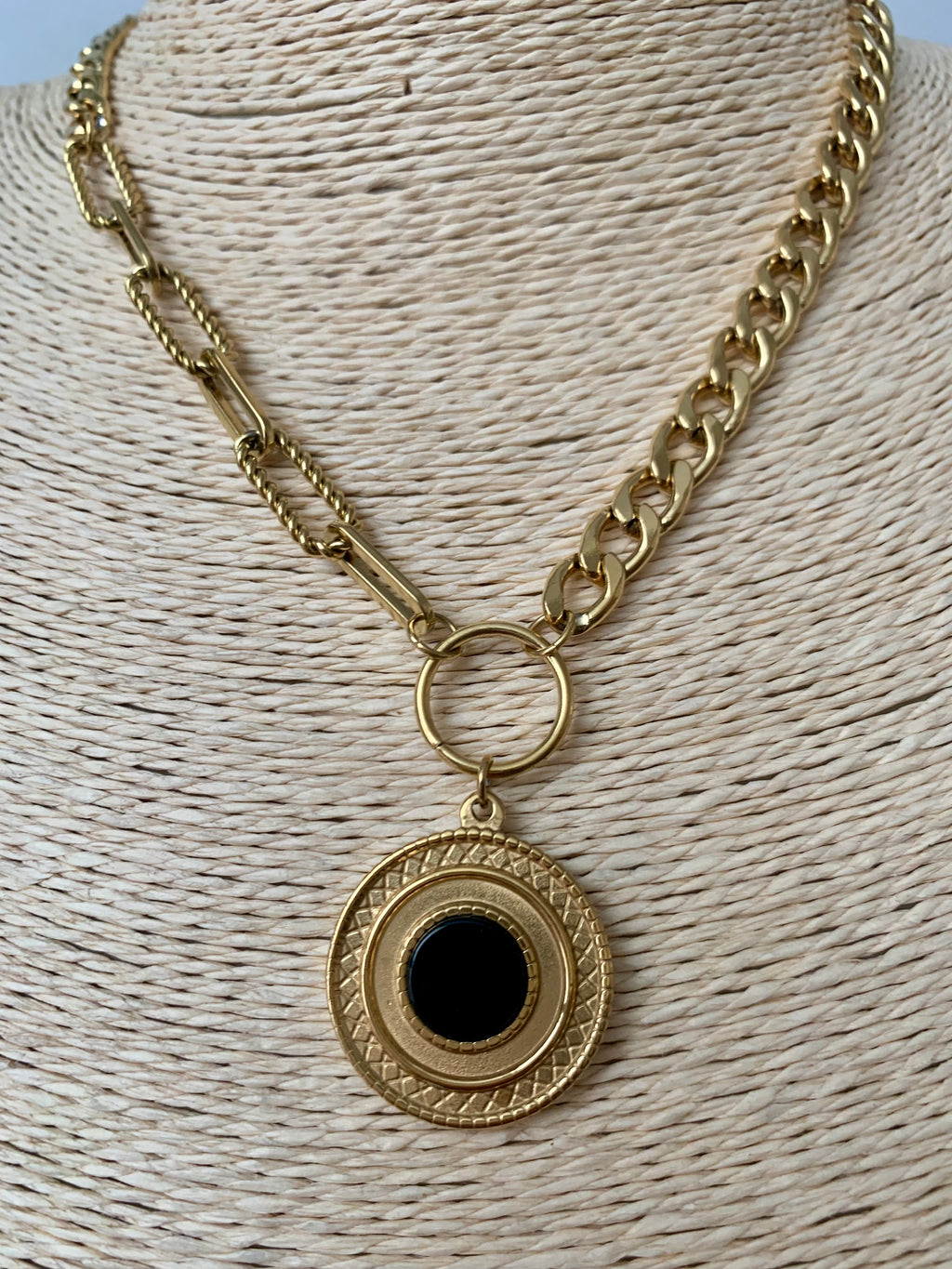 CADENA FARAH