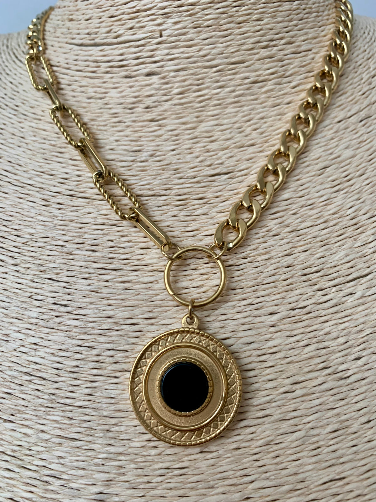 CADENA FARAH