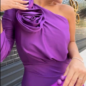VESTIDO ASIMÉTRICO MORADO CON DOS ROSAS
