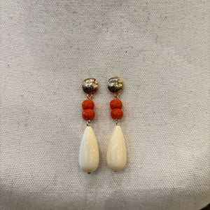 PENDIENTE GOTA DE HUESO Y CORAL