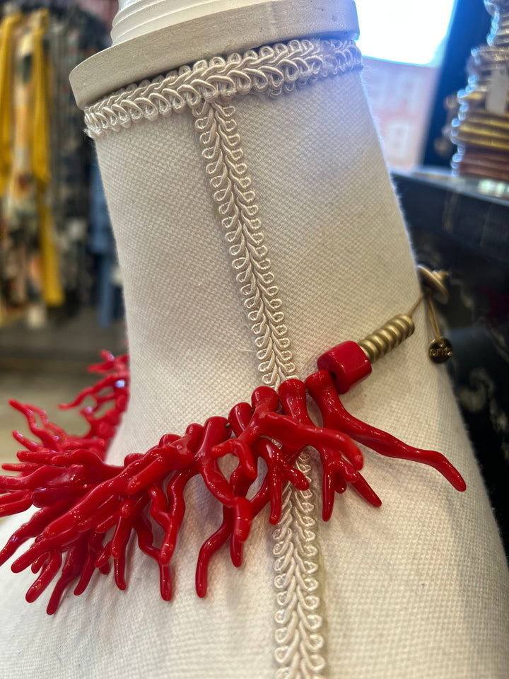 COLLAR DE CUENTAS DORADAS Y CORAL