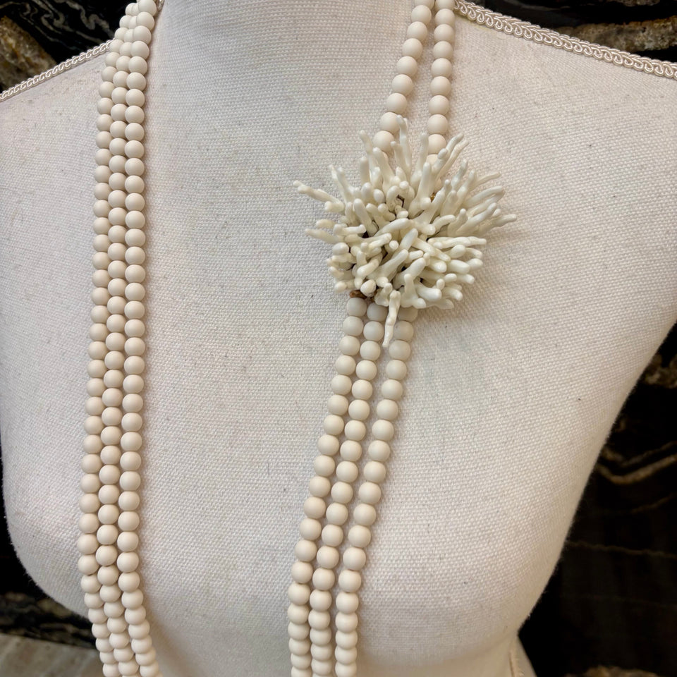 COLLAR LARGO CORAL GRANDE BLANCO