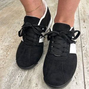 DEPORTIVAS NEGRAS