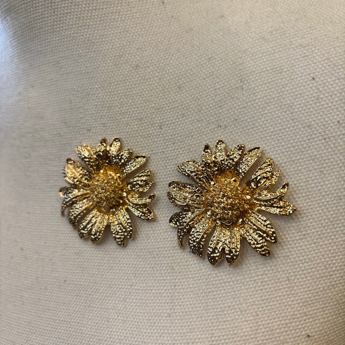 PENDIENTE FLOR DORADO