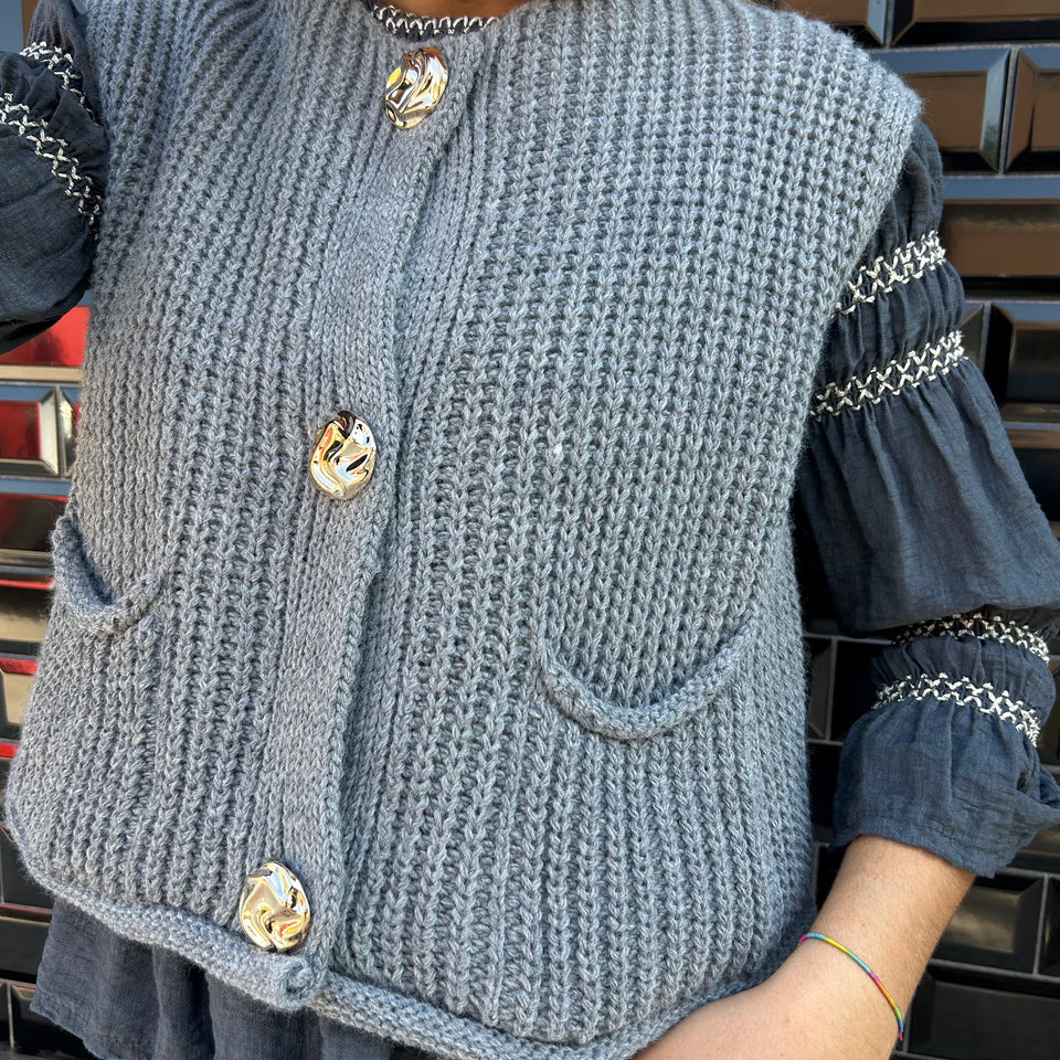 CHALECO GRIS BOTONES DORADOS