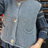 CHALECO GRIS BOTONES DORADOS