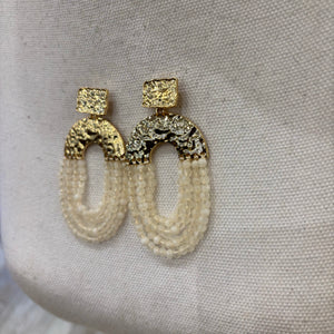PENDIENTES OVALADOS CUENTAS BEIGE